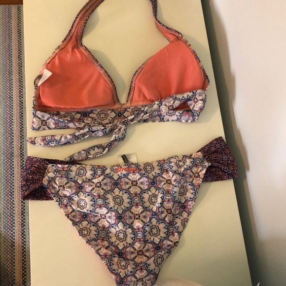 Bikini - Picture 2 of 2